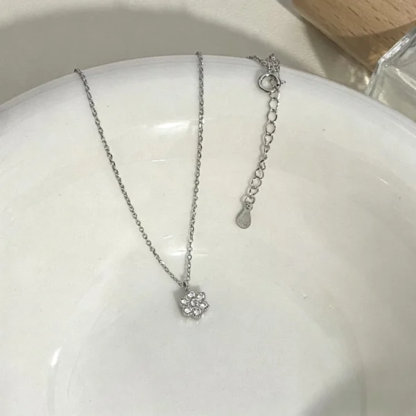 Zircon Five Leaf Flower Pendant Necklace